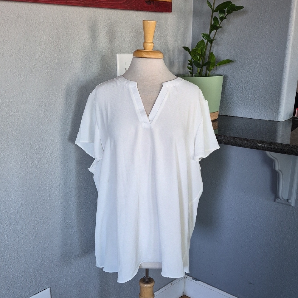 NWT Maurices Plus Size 2X White V-Neck Short Sleeve Women's Top
